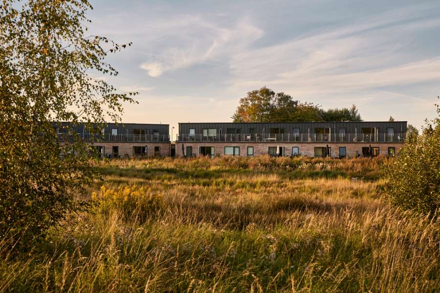 Historic forest gets a water lily neighbor clad with steel profiles, Åkandehaven, Langedam 1, 3250 Græsted, Denmark